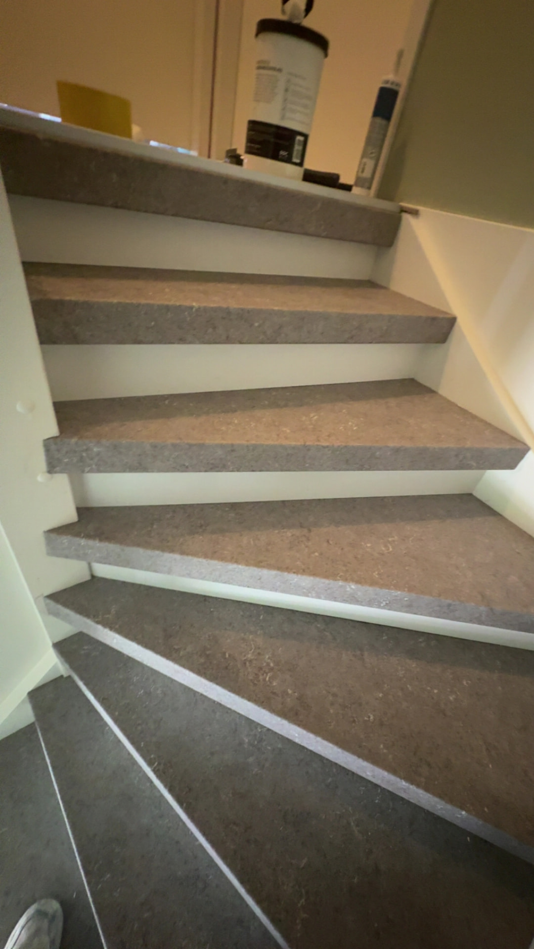 Detail van betonlook traptreden