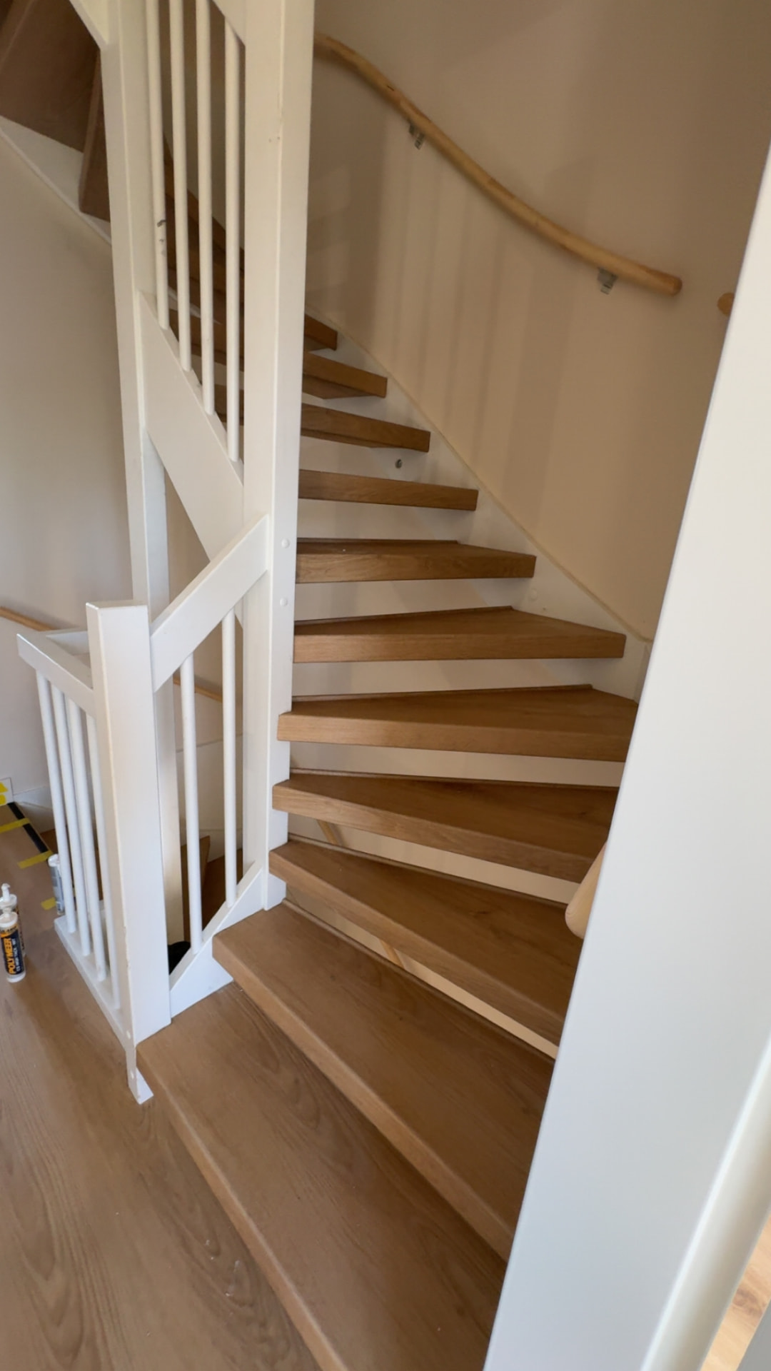 Eiken trap met witte stootborden en balustrade